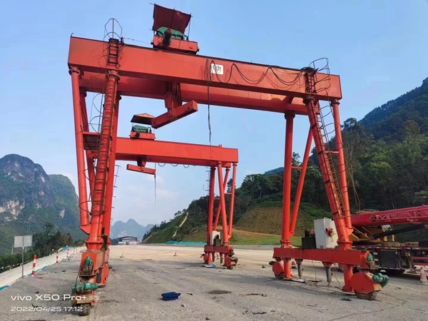 湖北鄂州包厢龙门吊租赁厂家  龙门吊和桥式吊的区别